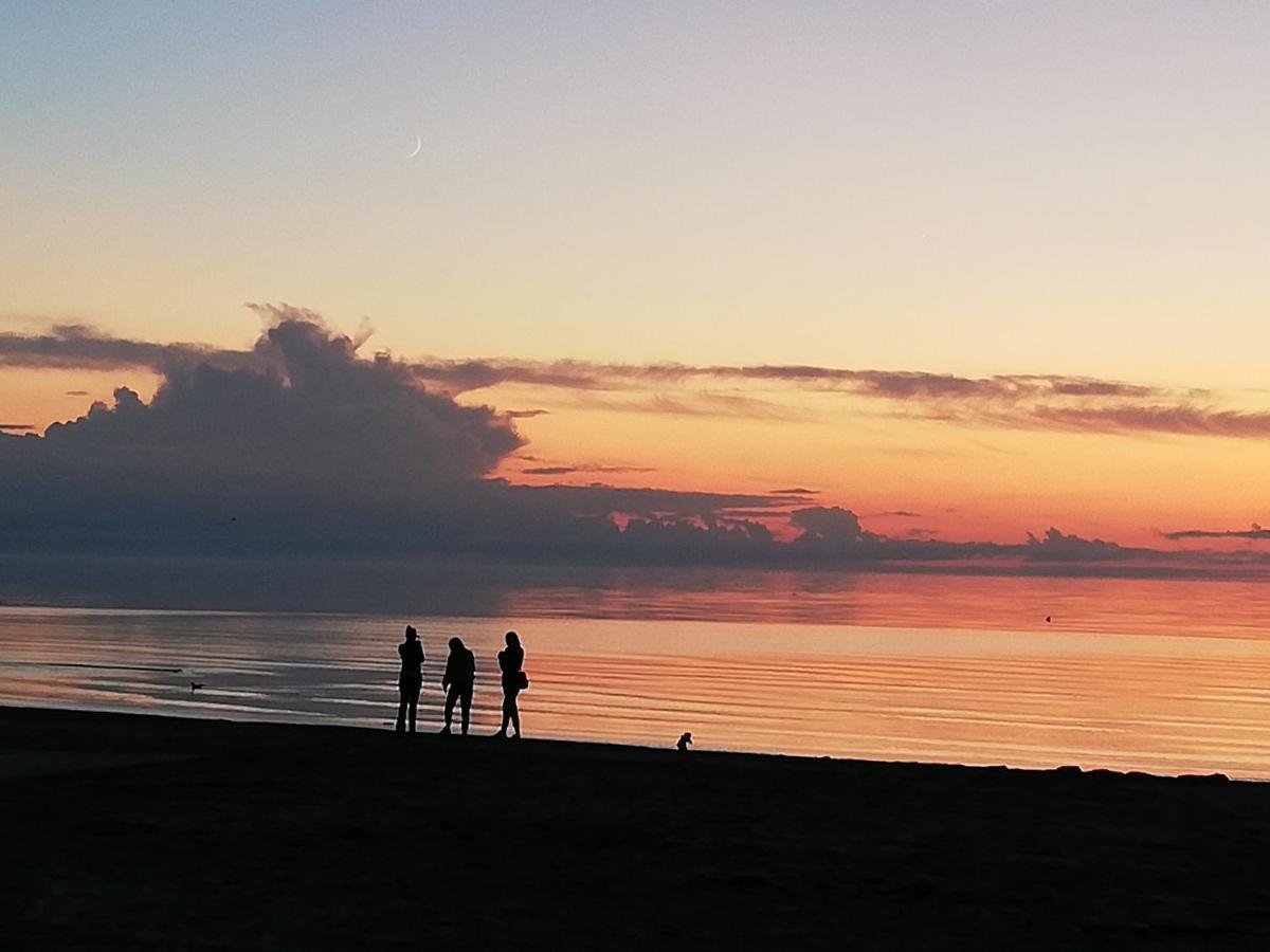 15 Minutes From The Beach And City Center 7 Minutes From The Airport Riga Bagian luar foto